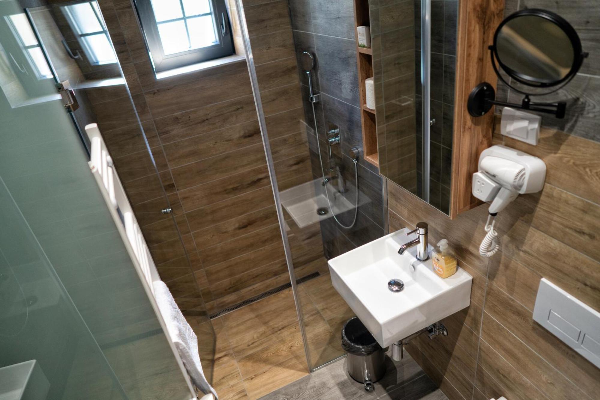 La Roue Hotel Vrsac Eksteriør billede