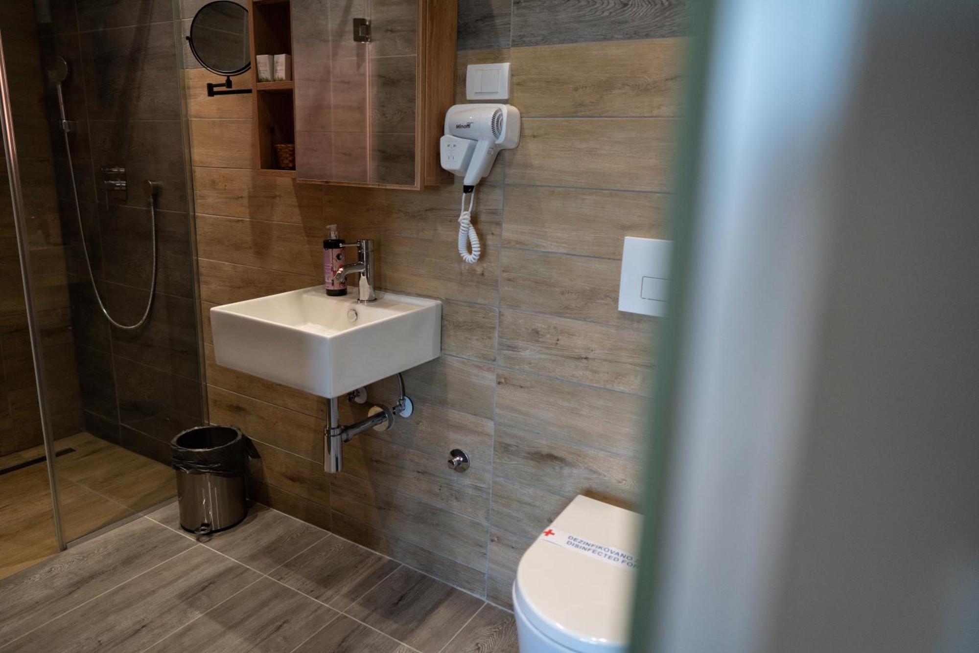 La Roue Hotel Vrsac Eksteriør billede