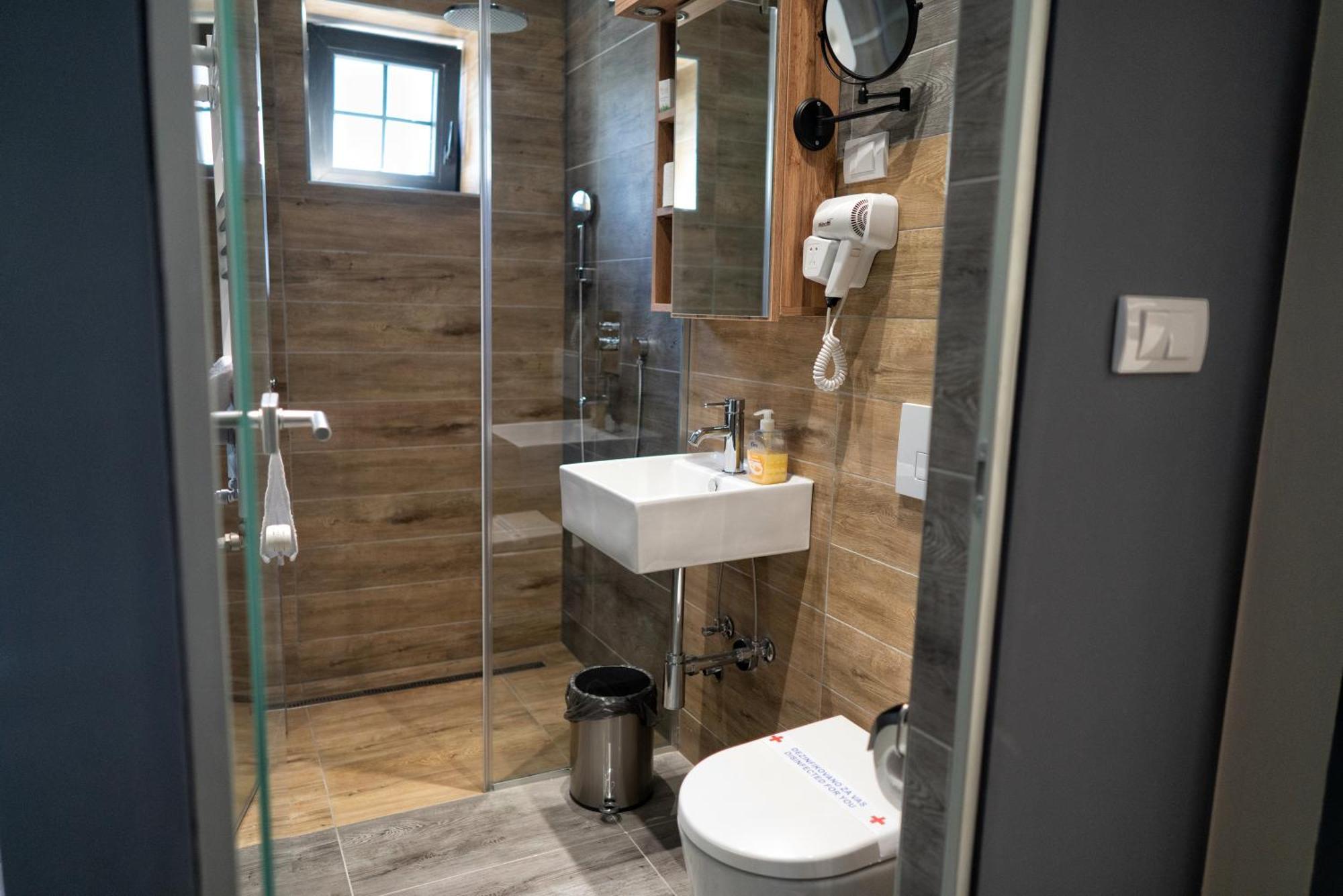 La Roue Hotel Vrsac Eksteriør billede