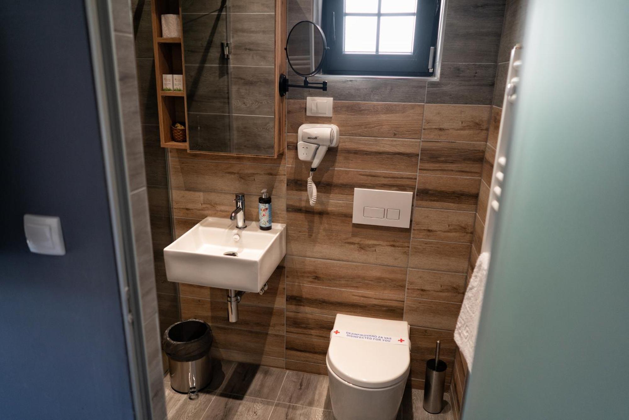 La Roue Hotel Vrsac Eksteriør billede
