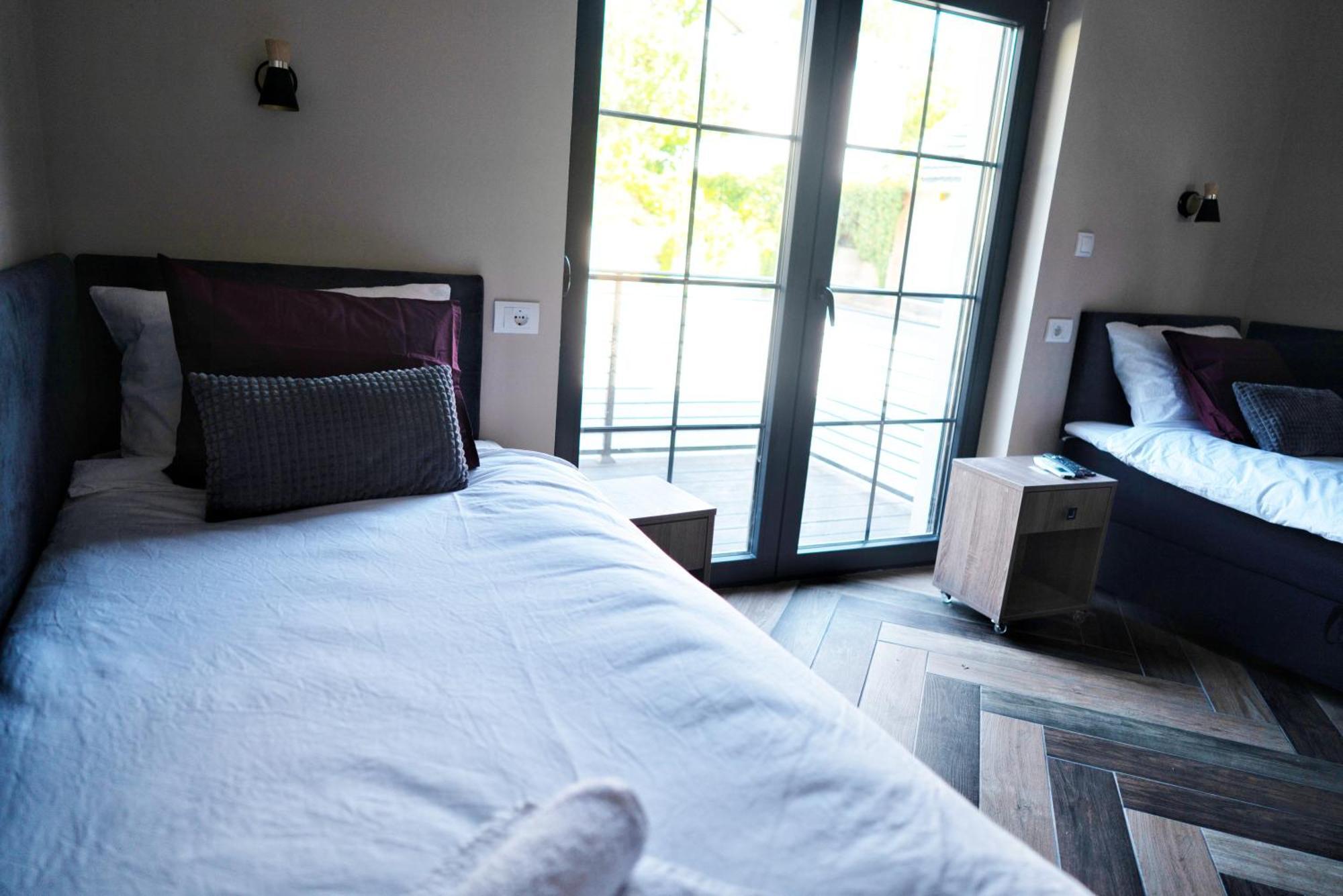 La Roue Hotel Vrsac Eksteriør billede