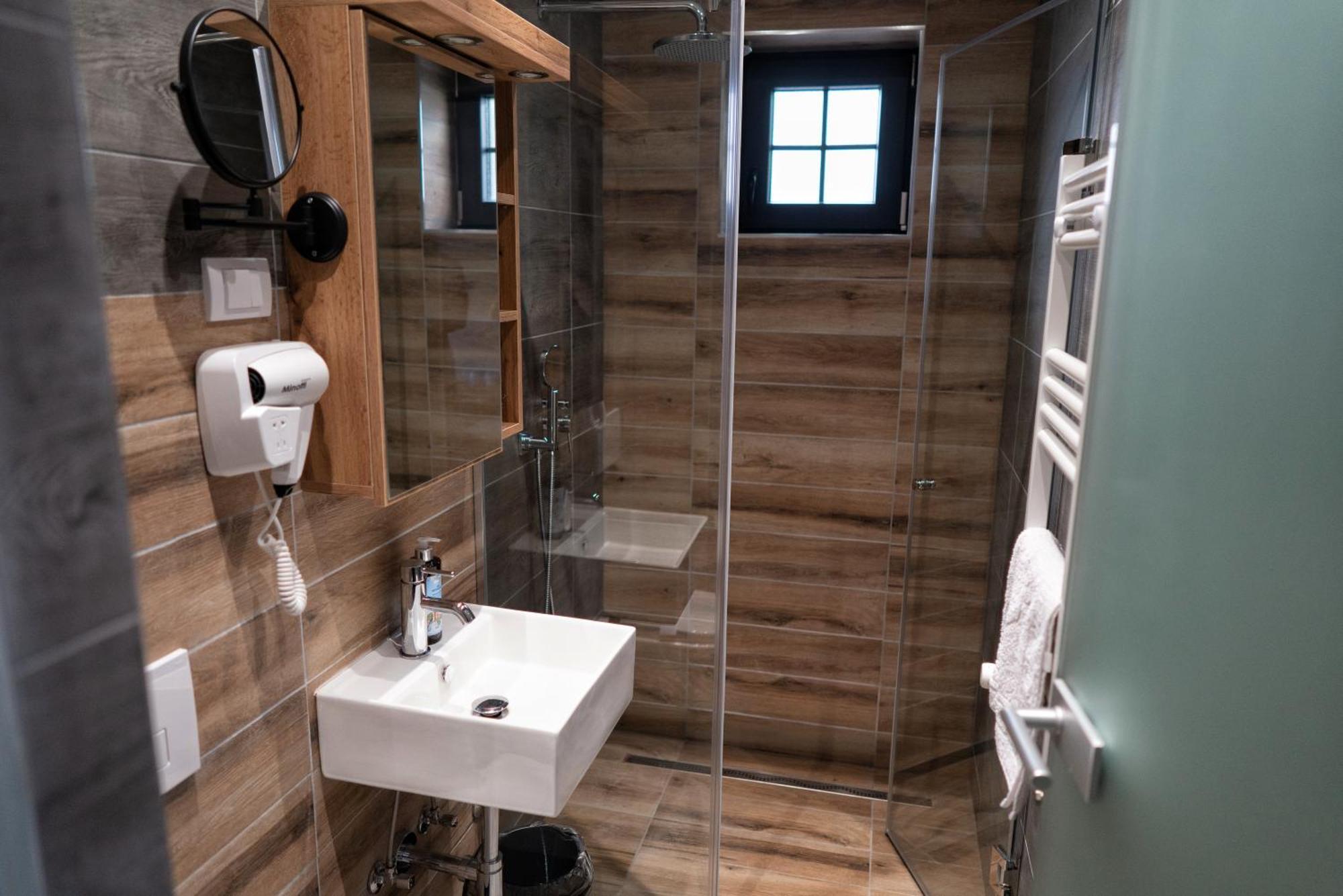 La Roue Hotel Vrsac Eksteriør billede