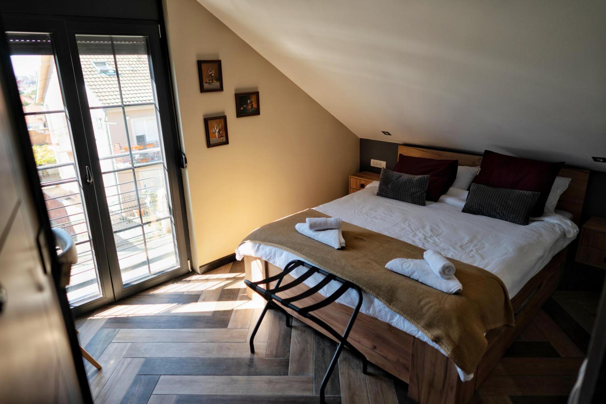 La Roue Hotel Vrsac Eksteriør billede