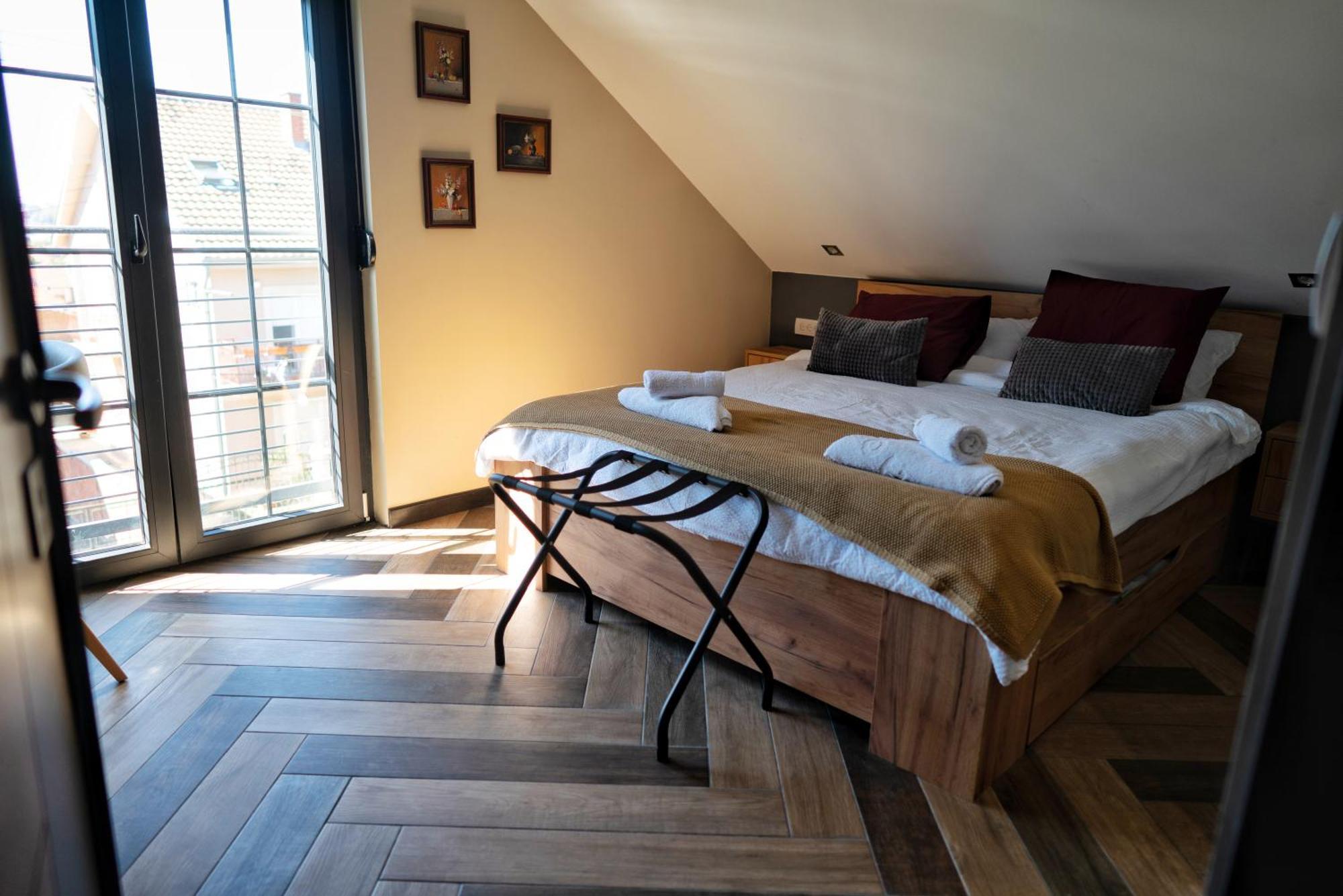 La Roue Hotel Vrsac Eksteriør billede