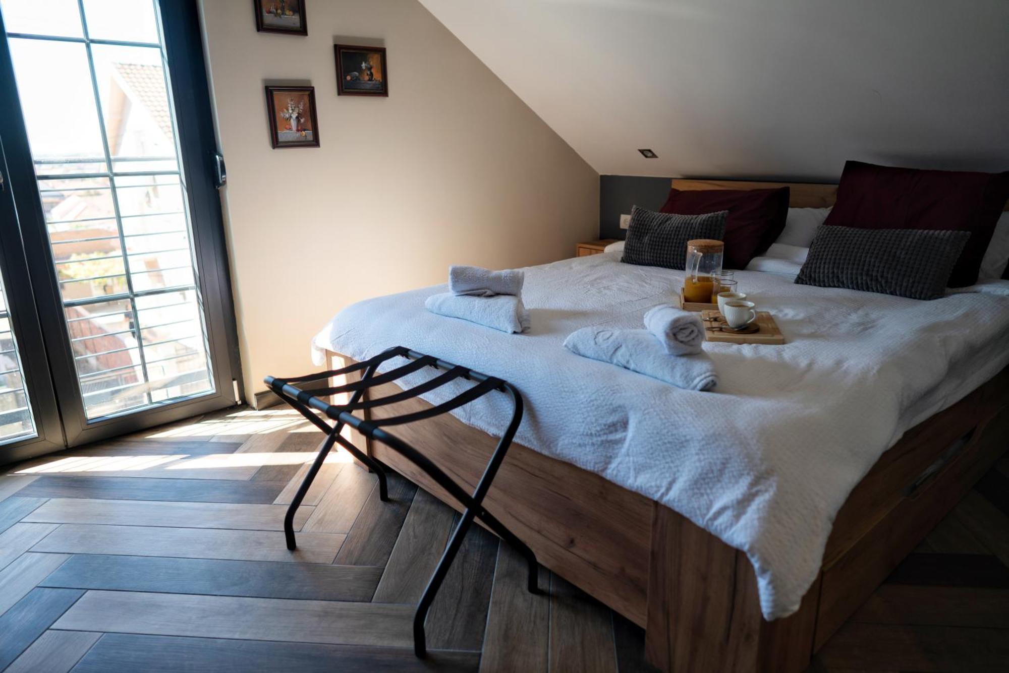 La Roue Hotel Vrsac Eksteriør billede